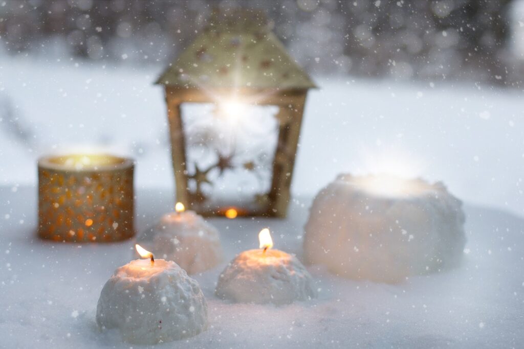 winter, candles, snowballs-1210415.jpg
